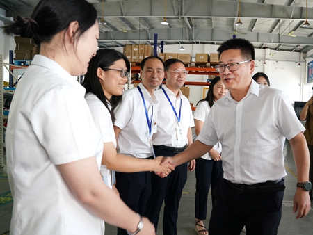 【20240906】集團領導慰問交通學校教師，何宇健（右一）（李阿梅攝）.jpg