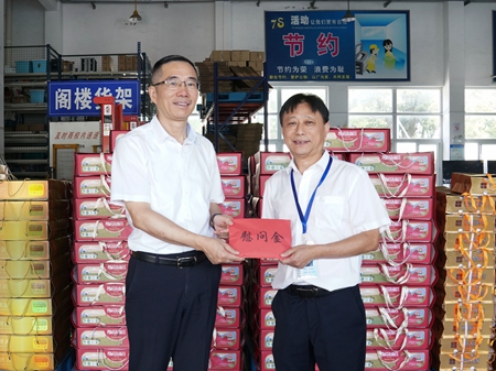 【20240906】集團領導慰問交通學校教師，柏衛東（左）吳曉斌（右）（李阿梅攝）.jpg